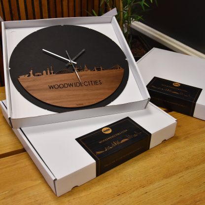 Skyline Klok Rond Aalst Noten houten cadeau decoratie relatiegeschenk van WoodWideCities