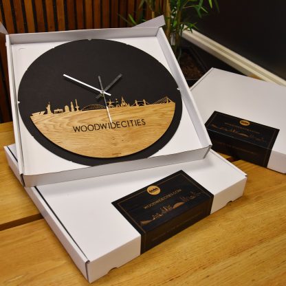 Skyline Klok Rond Alkmaar Eiken houten cadeau decoratie relatiegeschenk van WoodWideCities