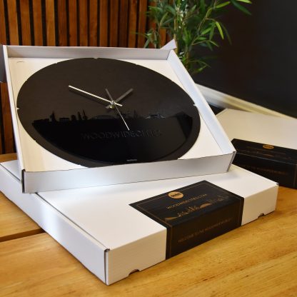 Skyline Klok Rond Hasselt Zwart glanzend gerecycled kunststof cadeau decoratie relatiegeschenk van WoodWideCities